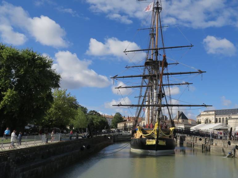 L'Hermione dans sa forme de radoub à Rochefort